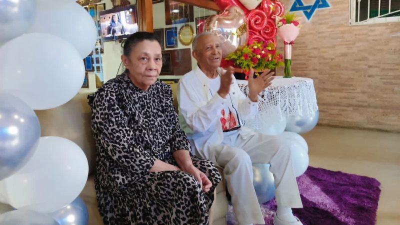 Pastor Puertas recibió a su esposa Olfa