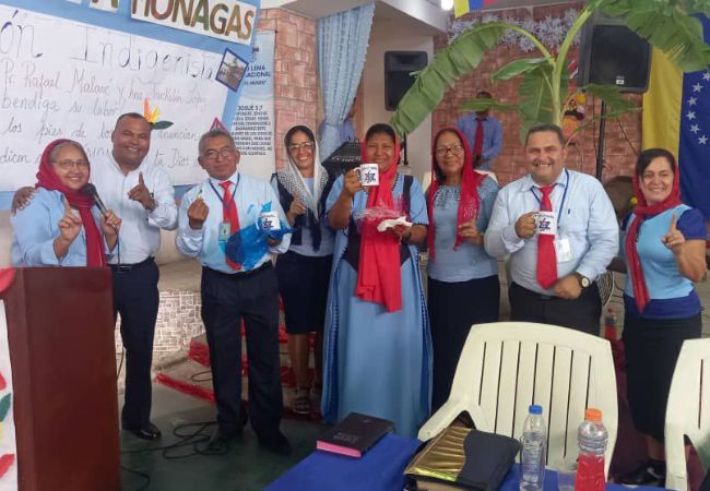 Comisión junto al Anciano Chequeador Frank Campos, Pr. Joel Ruíz, esposas y representación de dinamitas