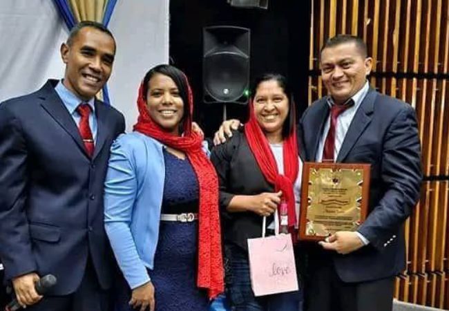 El Pastor Antonio Tovar y su esposa reciben presentes