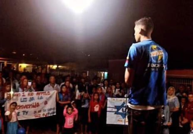 Miembros de LuzTv saludando a los presentes