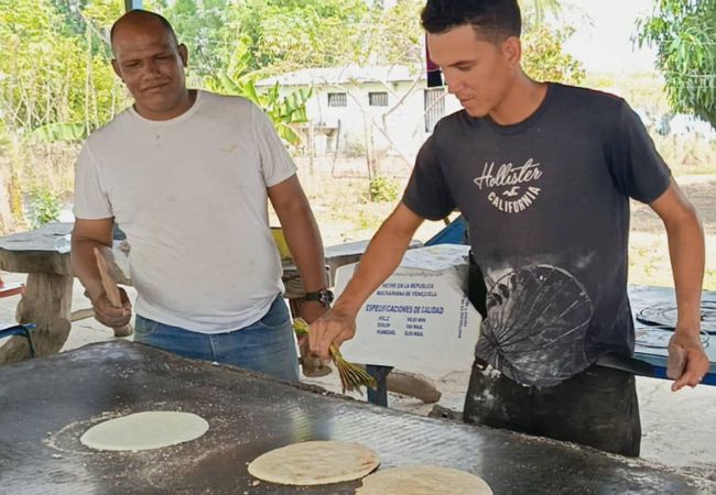 Pastor Josue recibiendo las instruccones para elaborar el casabe