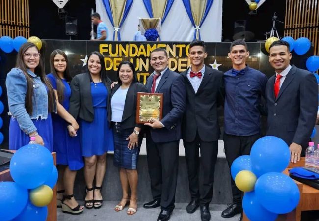 Pastor Tovar recibe reconocimientos en nombre de las misiones de Caracas