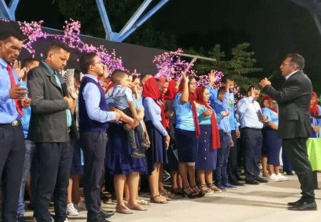 Pastor Víctor Montaña orando por los presidentes de Jóvenes