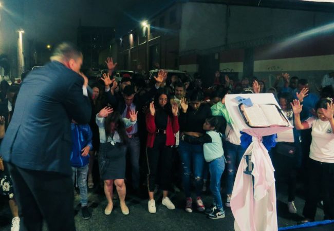 Pr. Anciano Chequeador Antonio Tovar ministrando la Palabra de Dios