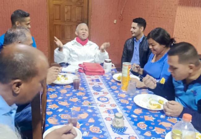Pr. Puertas compartiendo con la Pra. Cecilia y el Pr. Mago