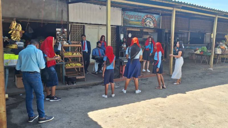 Sociedad de Jóvenes lleva la palabra al mercado bicentenario de Upata