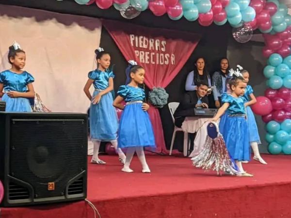 Congreso de Mujeres "Más que Piedras Preciosas" deslumbra en Caracas