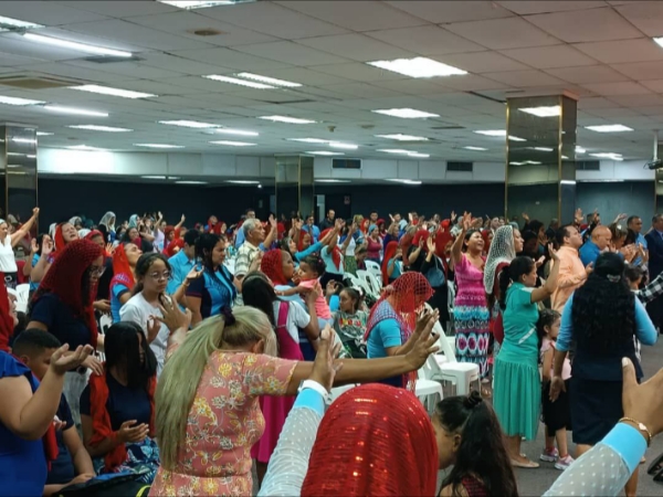 Congreso de Mujeres "Más que Piedras Preciosas" deslumbra en Caracas