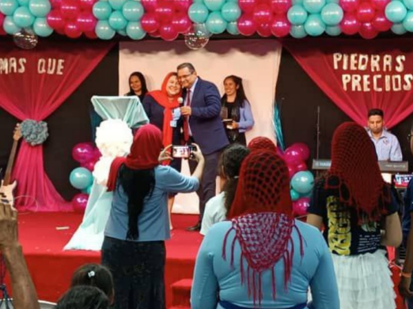 Congreso de Mujeres "Más que Piedras Preciosas" deslumbra en Caracas