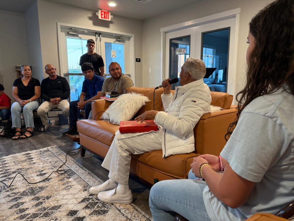 Hno. Puertas predica en culto de hogar en USA